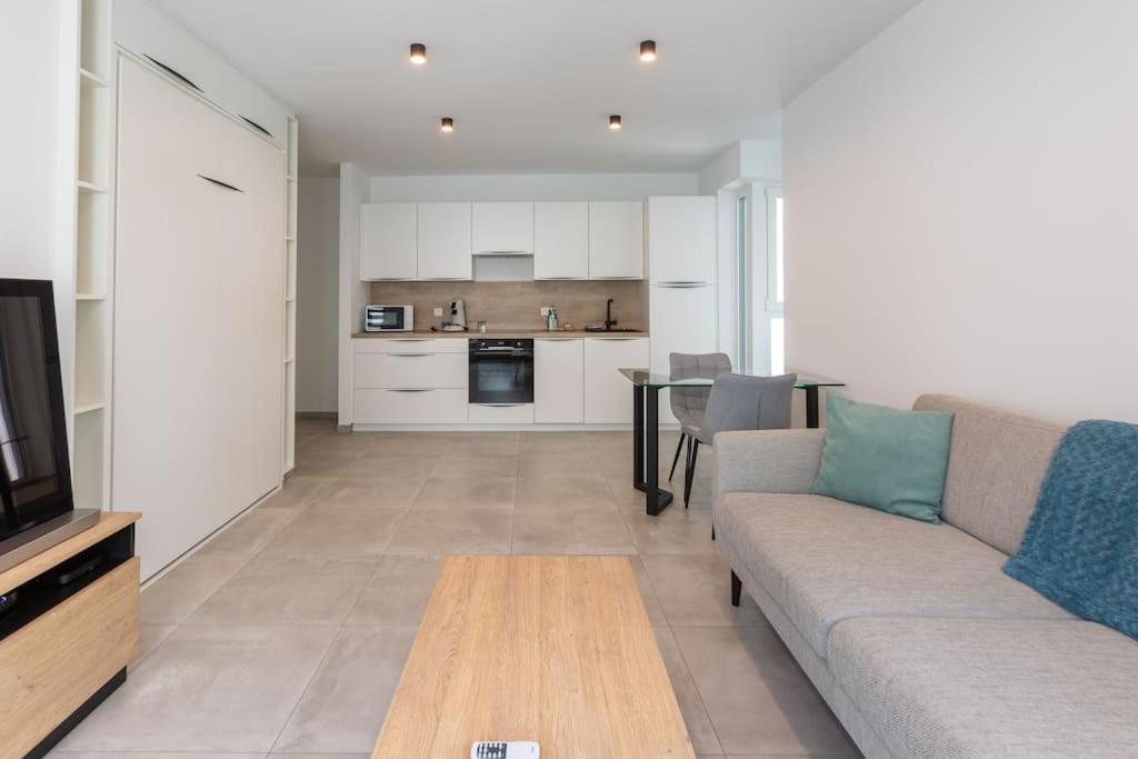 Superbe Appartement Avec Parking Malmedy Luaran gambar